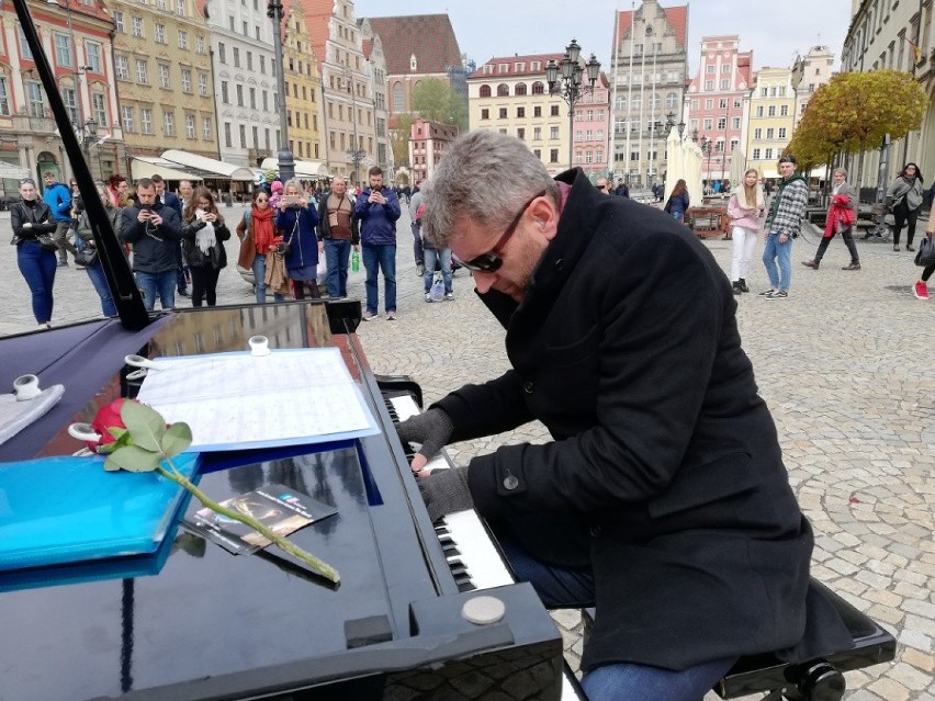 Wrocław. Uliczny grajek grał na... fortepianie. A grał, aż miło. Posłuchaj! 