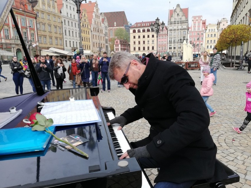 Wrocław. Uliczny grajek grał na... fortepianie. A grał, aż miło. Posłuchaj! 