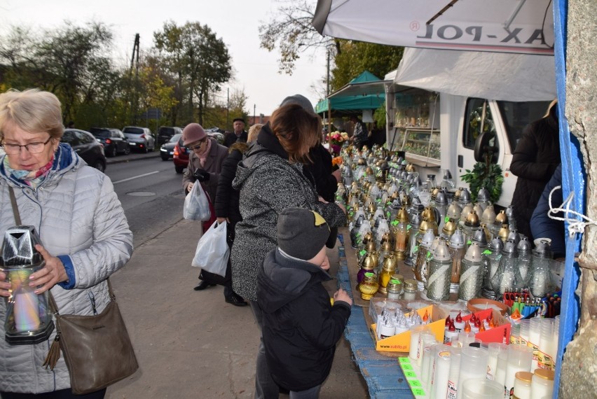 Wszystkich Świętych: Gnieźnianie odwiedzili groby swoich bliskich [FOTO]