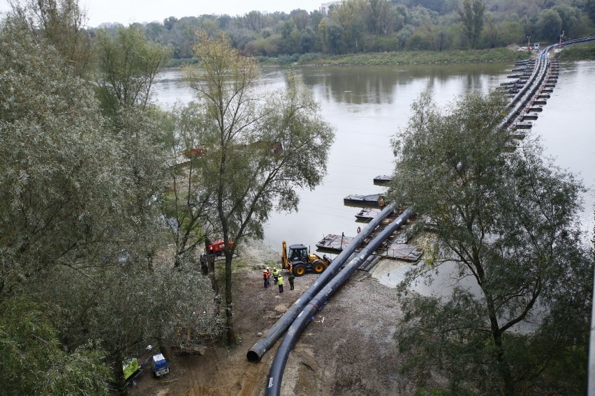 Trwa rozbiórka mostu pontonowego w Warszawie. "Ścieki znów zostały skierowane do Wisły" 