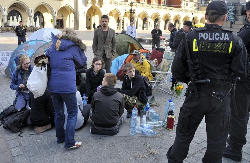 Policja usunęła protestujących z Rynku [ZDJĘCIA]