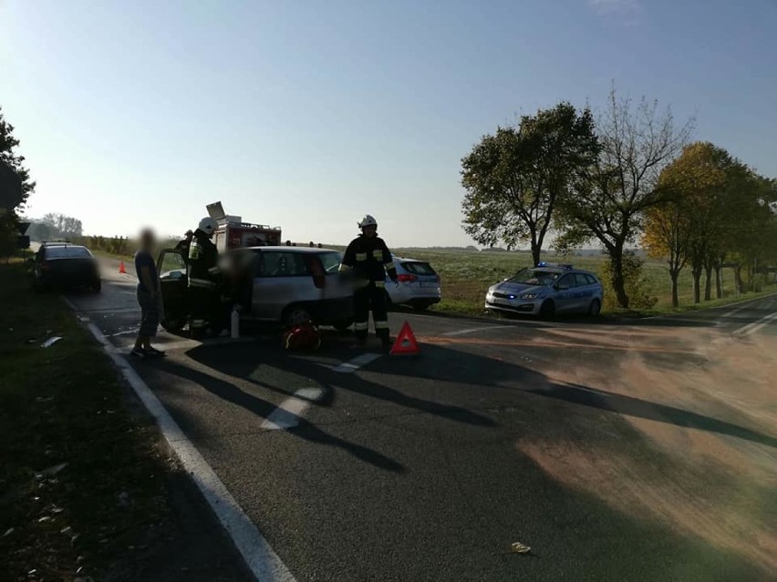 Wypadek pod Skokami. Zderzyły się dwa samochody. Ranny trafił do szpitala w Wągrowcu