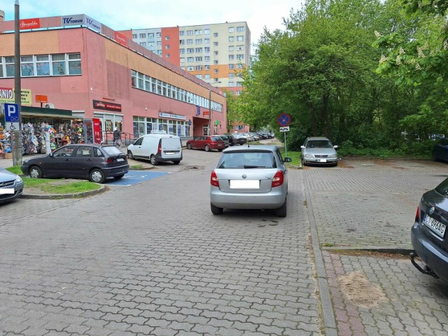 Oto, gdzie zostawiają swoje auta "mistrzowie parkowania" z Torunia. Masz podobne fotografie w swoim smartfonie? Wyślij je nam na adres: online@nowosci.com.pl. Więcej zdjęć na kolejnych stronach. >>>>>