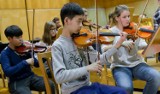  Uczniowie z Chinach ćwiczą z opolskimi muzykami. Dla nich jesteśmy ojczyzną Chopina