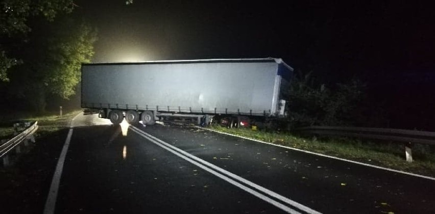 Droga krajowa nr 11 przez kilka godzin była zablokowana. Na odcinku Dobrzyca - Krępsko wywrócił się TIR [AKTUALIZACJA] 
