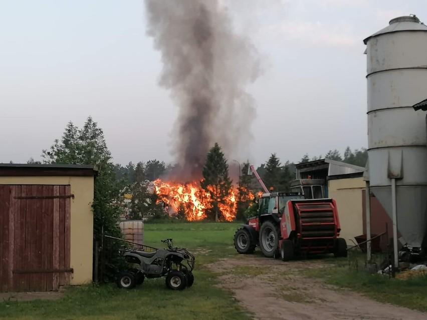 Kolejny pożar składowiska tekstyliów w Kamieńcu. Na miejscu pracują jednostki straży pożarnej z całego powiatu
