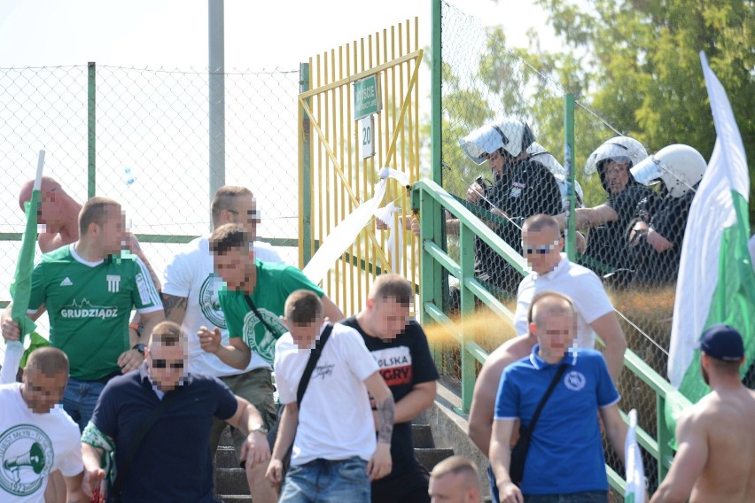 Kibice Olimpii starli się po meczu z ochroną. Na stadion weszła policja [zdjęcia]