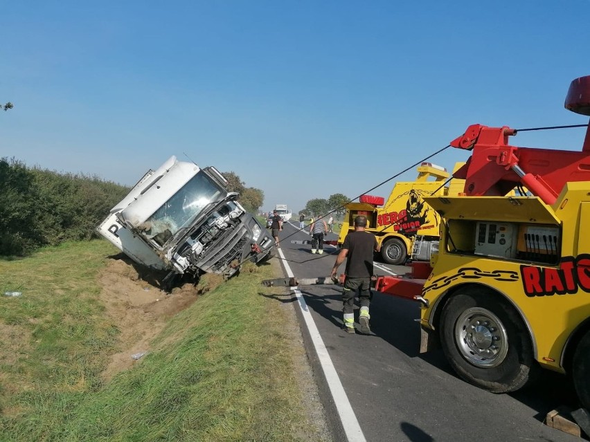 Wyciągnięcie załadowanego Tira nie jest prostą sprawą,...