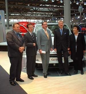 Na tle modelu Caravelle, najnowszego produktu z Antoninka, stoją radni Tadeusz Jarmołowicz i Hubert Świątkowski, prezes Volkswagen Polska Joern Reimers, prezydent Ryszard Grobelny, radna Janina Paprzycka. Fot. J. Djaczenko