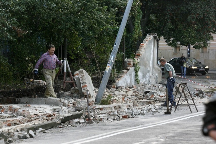 Legnica: Na chodnik przy Senatorskiej zawalił się mur (ZDJĘCIA)