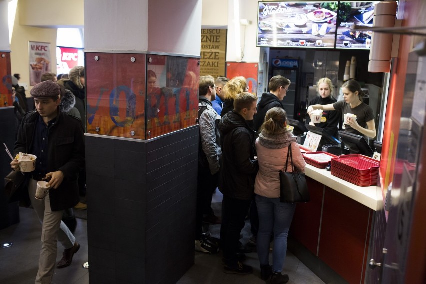 Kraków. KFC rozdaje darmowe kurczaki, tłumy w lokalach [ZDJĘCIA]