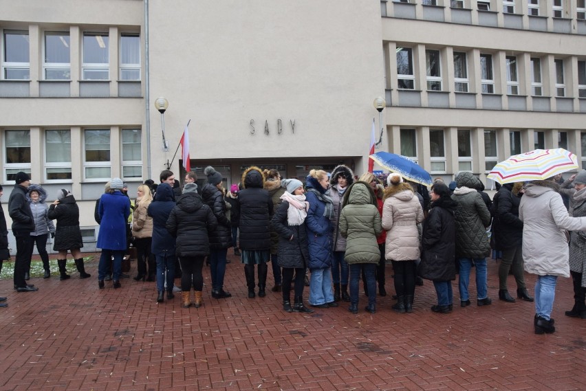 Częstochowa: Protest pracowników pod Sądem Okręgowym