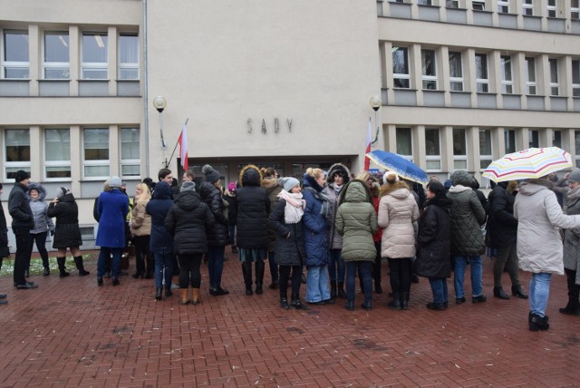 Częstochowa: Protest pracowników pod Sądem Okręgowym