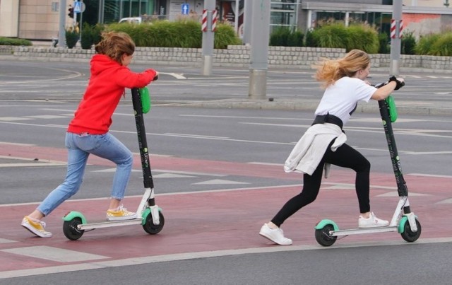 Hulajnogi będą mogły jechać po drodze rowerowej i jezdni. Są jednak pewne warunki.