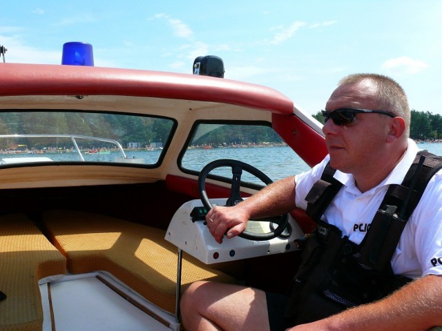 To właśnie sierż. sztab. Sylwester Kosidło (na zdj.) uratował 57-latka. Policjant już od kilku lat patroluje Jezioro Białe na łodzi. Nie raz ostrzegał pływających na materacach. Archiwum