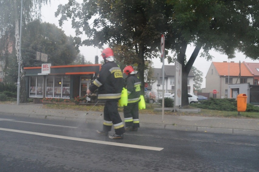 Śrem: straż pożarna czyściła ulice miasta. Korek zatrzymał ruch (ZDJĘCIA)