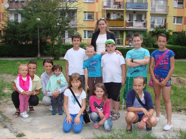 Panie Monika i Izabela (druga i trzecia z lewej) z dziećmi z osiedla Różyckiego. Wybrały już działkę pod plac zabaw.