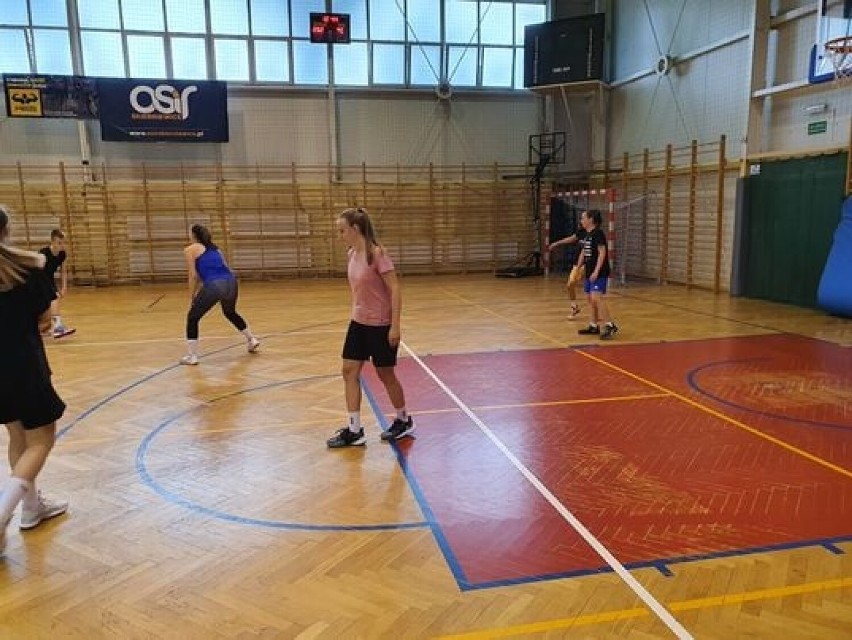 Koszykarze MKS Ósemka Skierniewice przygotowują się do...