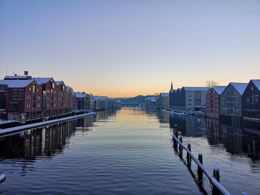 Równie urokliwy, co Bergen, jest Trondheim, gdzie drewniane,...