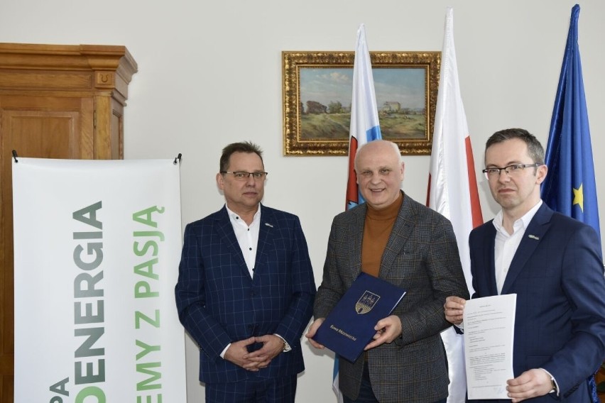 Umowę na budowę hali podpisali burmistrz Rawy Piotr Irla (w środku) oraz Dariusz Nastarowicz (z lewej) i Łukasz Król (z prawej)