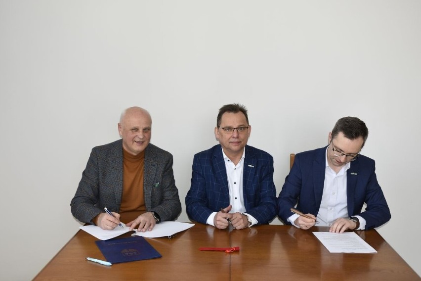Umowę podpisują burmistrz Rawy Piotr Irla (z lewej), Dariusz Nastarowicz i Łukasz Król z zarządu Ekoenergii