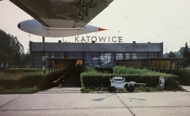 Sierpień 1990 roku, terminal pasażerski pyrzowickiego lotniska.
