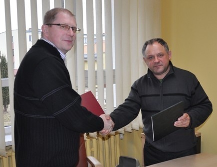 Prezes Aleksander Szopa i dyrektor Bogdan Hnat podpisali umowę