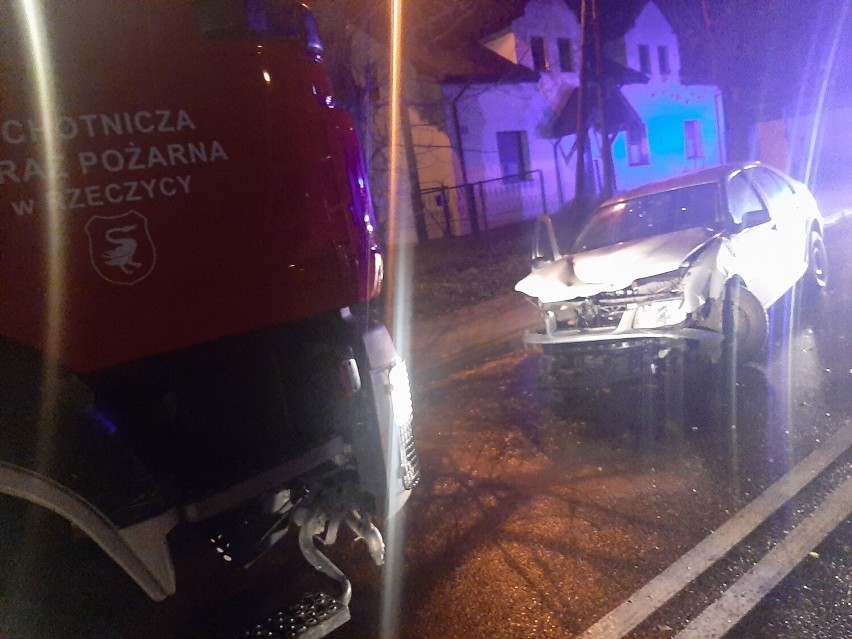 Wypadek w Rzeczycy koło Tomaszowa Maz. Trzy osoby trafiły do szpitali [ZDJĘCIA]
