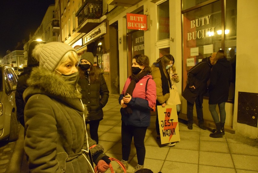 Strajk Kobiet w Kaliszu. Uczestnicy protestowali w milczeniu...