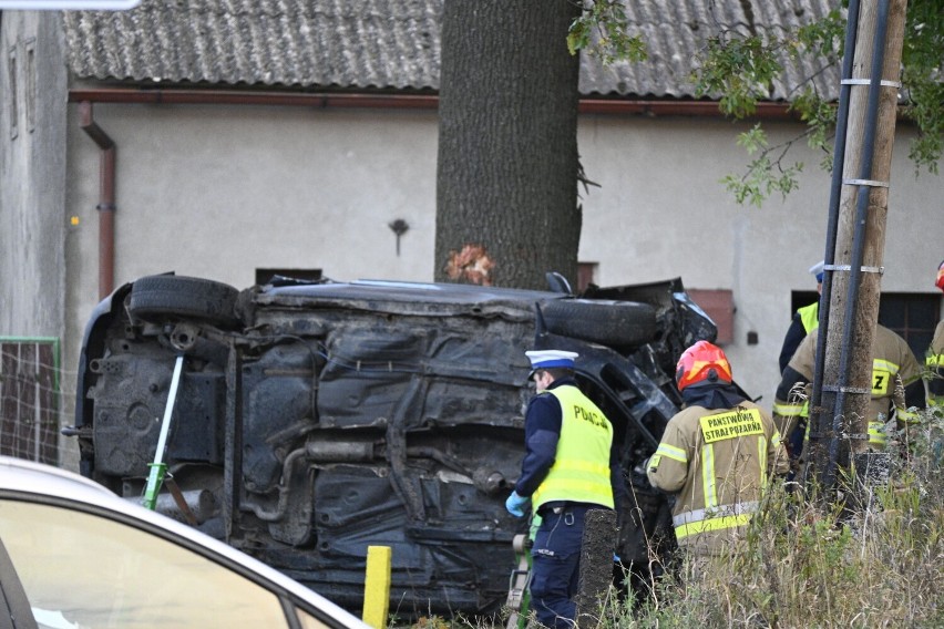 Poważny wypadek pod Świeciem. Auto uderzyło w drzewo. Zobacz zdjęcia