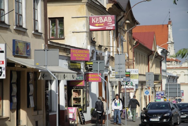 Rozwiązaniem problemu reklam jest planowane przyjęcie przez  radnych uchwały o parku kulturowym. Podstawowe założenia to właśnie likwidacja krzykliwych reklam i szyldów, zasłaniających także prywatne kamienice. Jeśli taka uchwała wejdzie w życie, to Straż Miejska nałoży mandaty na tych, którzy zawieszają reklamy i szyldy niezgodne z konserwatorskimi założeniami. Tak dzieje się między innymi w Krakowie.