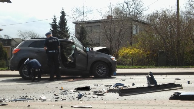 Na ulicy Raciborskiej osobowe mitsubishi zderzyło się z ciężarówką. Dwie osoby zostały ranne.