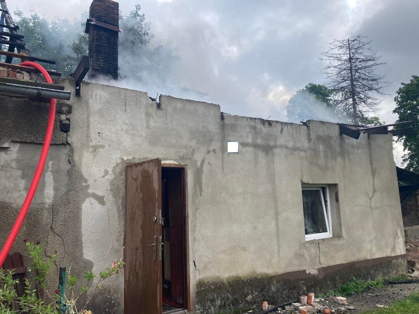 Pożar budynku mieszkalnego przy ulic Pałacowej w Małkowie w gminie Żukowo  ZDJĘCIA
