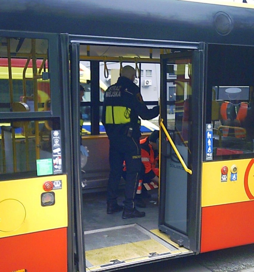 Bohaterska walka o życie pasażera autobusu miejskiego w Warszawie. Nie oddychał, a jego serce nie biło. Reanimowali go przez 45 minut