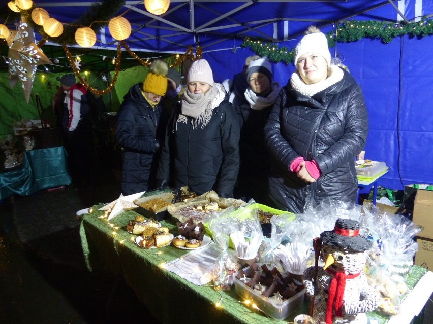 Świąteczna choinka rozbłysła światełkami na odnowionym Placu Wolności w Łobżenicy. Na jarmarku pojawił się też św. Mikołaj