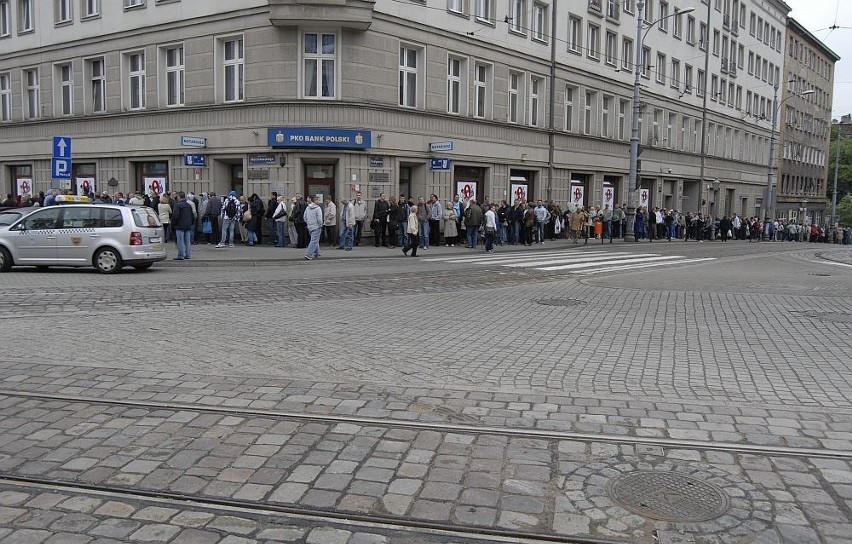 Poznań - Ogromna kolejka po okolicznościowe monety na Euro 2012 [ZDJĘCIA]