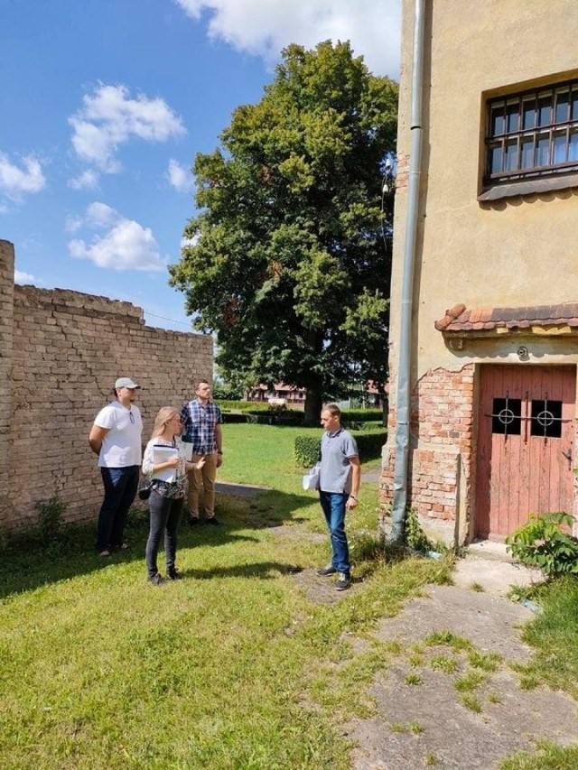 W przekazaniu placu budowy na realizację zadania „Roboty budowlane i prace konserwatorsko-restauratorskie dawnego budynku sądu w Kowalewie Pomorskim" uczestniczyli: inspektor nadzoru inwestorskiego i konserwatorskiego, wykonawca prac i przedstawiciele Starostwa Powiatowego w Golubiu-Dobrzyniu