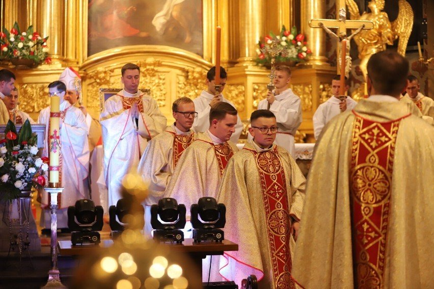 Kilkaset osób na mszy świętej z okazji Światowego Dnia Młodzieży w wymiarze diecezjalnym. Biskup przekazał relikwie Carlo Acutisa