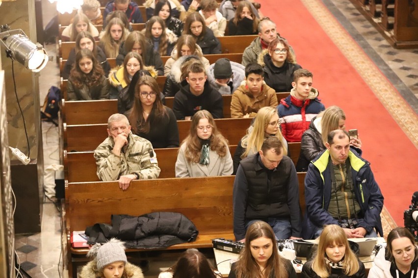 Kilkaset osób na mszy świętej z okazji Światowego Dnia Młodzieży w wymiarze diecezjalnym. Biskup przekazał relikwie Carlo Acutisa
