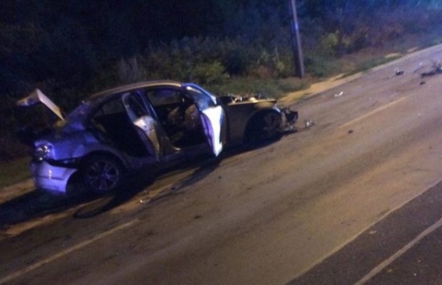 Wypadek przy Limanowskiego w Radomiu. Kradzionym mercedes potrącił rowerzystę, skosił znaki i ogrodzenie.