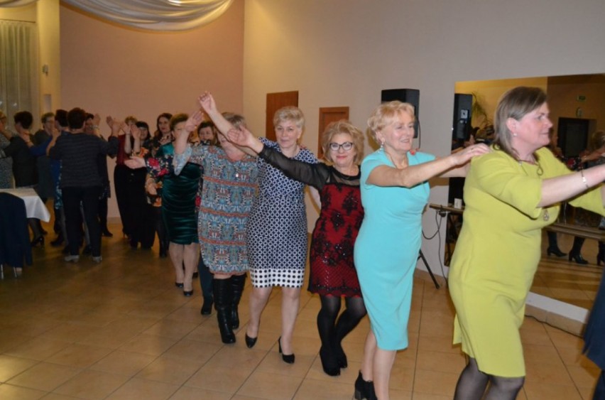 Dzień Kobiet w Moszczance. Dla pań wystąpił Zespół Tańca Ludowego Swojacy