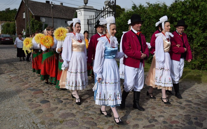 Tradycyjne wieńce, dzielenie chleba, wyścigi konnych...