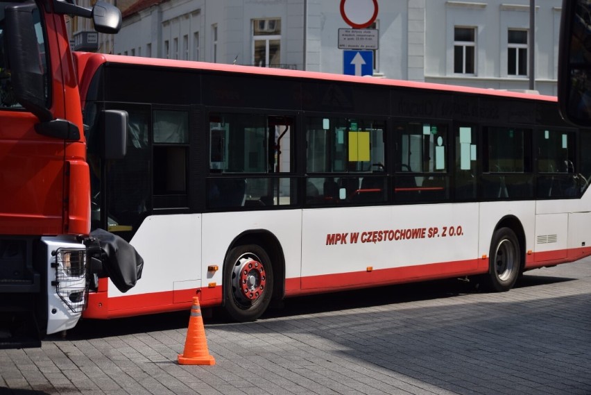 Wypadek autobusu w Częstochowie - ZDJĘCIA. Zderzył się z osobówką, dwie osoby ranne. Na miejscu były duże utrudnienia