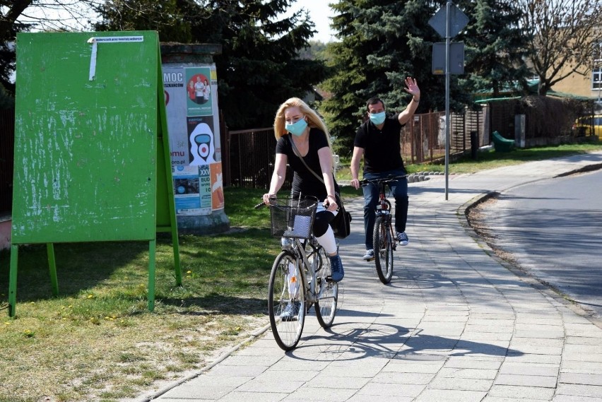 Maseczki obowiązkowo nosimy od 16 kwietnia. Jak widzimy na...