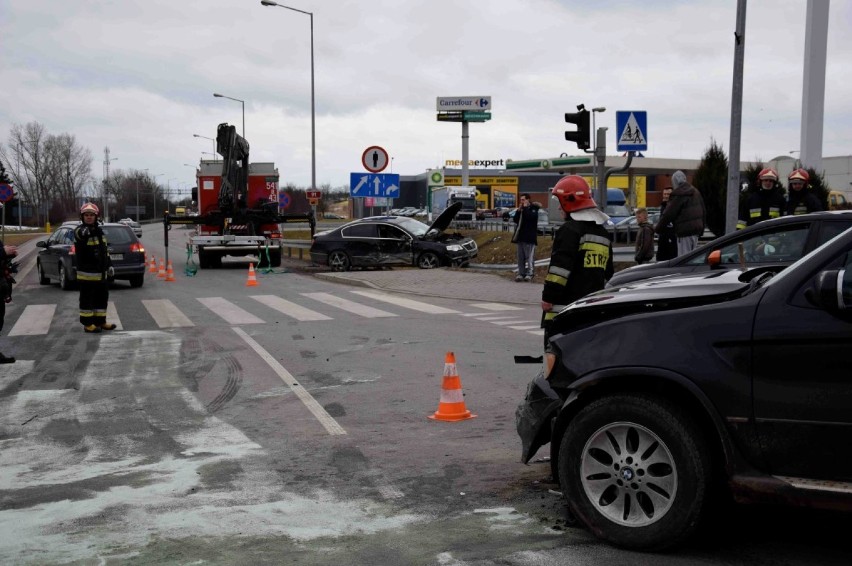 Tczew: wypadek na skrzyżowaniu Jana Pawła II. Spore korki w centrum miasta! [ZDJĘCIA]