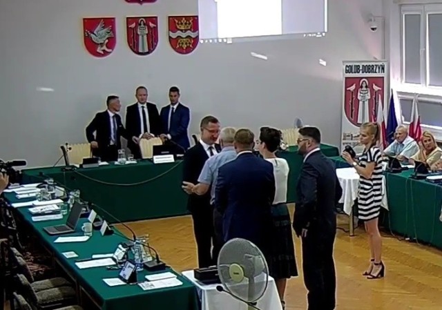 Na sali sesyjnej Urzędu Miasta w Golubiu-Dobrzyniu pojawiły się wentylatory.