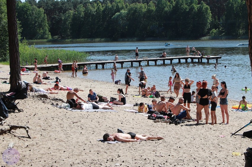 Upalna sobota nad jeziorem Czarnym we Włocławku, 10 czerwca...