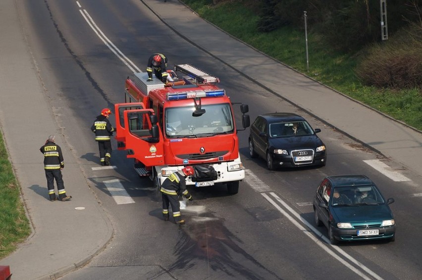 Plama oleju w Wodzisławiu Śl.: strażacy interweniowali na Pszowskiej
