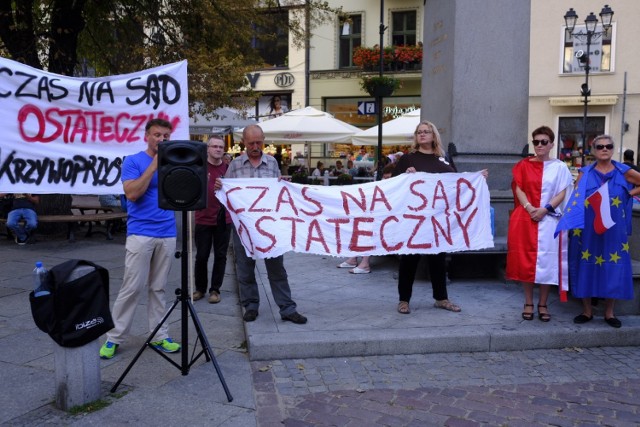 Dzisiaj (23.07) pod pomnikiem Mikołaja Kopernika w Toruniu odbył się kolejny protest przeciwko łamaniu praworządności w Polsce. Wydarzenie zostało zorganizowane przez Obywateli RP w Bydgoszczy i Obywatelski Toruń.

Zobacz także: Koncert TVP „Lato, muzyka, zabawa” w Toruniu. Tłumy na Motoarenie! Poszukaj siebie! [DUŻO ZDJĘĆ]

Kilka dni temu, głosami PiS, Sejm uchwalił zmiany w przepisach tak, by prezes Sądu Najwyższego mógł zostać wybrany jak najszybciej, choć zgodnie z konstytucją i zdaniem wielu polskich prawników pierwszym prezesem Sądu Najwyższego pozostaje do końca kwietnia 2020 roku prof. Małgorzata Gersdorf. Nie można przerwać jej sześcioletniej kadencji. I usunąć jej ze stanowiska. Teraz ustawą zajmie się Senat. 

Demonstracja w obronie Sądu Najwyższego i jej pierwszego prezesa prof. Gersdorf, rozpoczęła się dziś o godzinie 19.00.

Polecamy: 



Protest przeciwko łamaniu praworządności w Polsce [ZDJĘCIA]