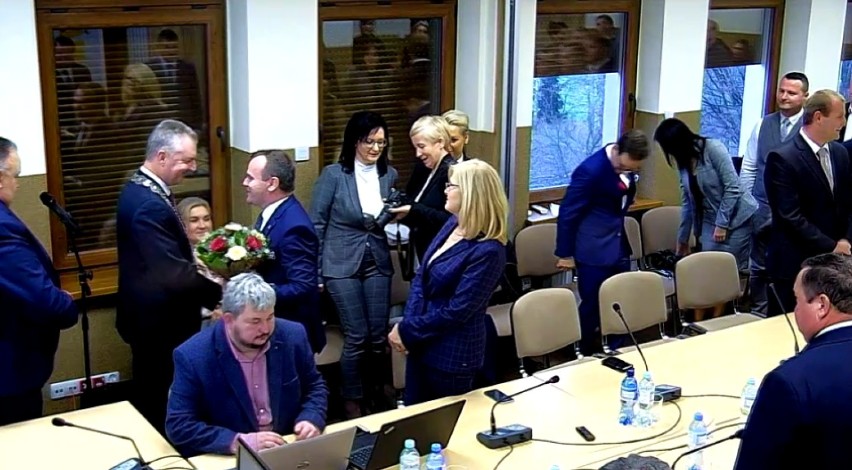 Pierwsza sesja Rady Miejskiej w Błaszkach. Burmistrz i radni po ślubowaniu [zdjęcia]